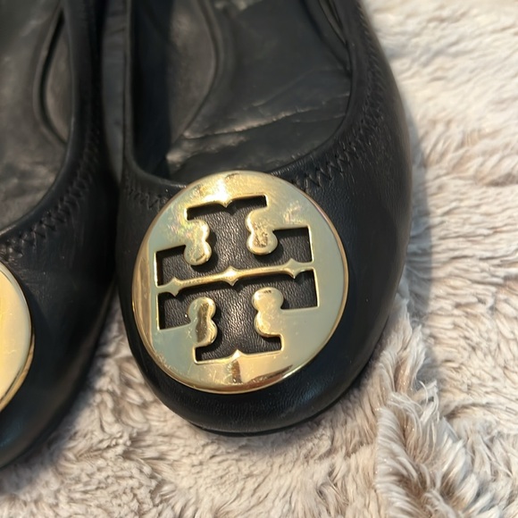 Tory Burch Black Flats Sz 5 Gold Logo - Picture 15 of 16